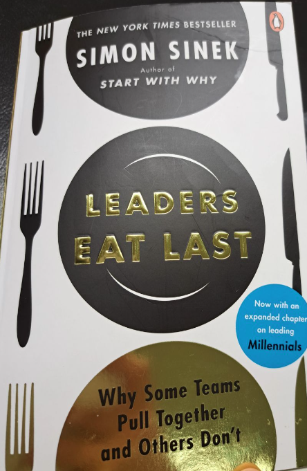 MariaVaittinen's tweet photo. Leaders eat last 🐛 So much we can learn about organization culture, the sense of belonging and the circle of safety #teamculture #values #beliefs #LeadershipMatters #LightOnLeadership #HolidayReading #NowReading https://t.co/YusjnSGRPx