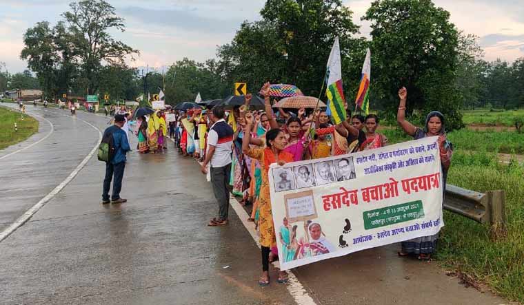 AnkitPathak_IND's tweet photo. जब इंसान ही नहीं बचेगा तो विकास (Development)का क्या करोगे.?#amazon_forest में आग लग जाने पर # tag चलाने वाले लोग हसदेव में 2.5 लाख से ज्यादा पेड़ काटे जाएंगे ,20 हजार से ज्यादा आदिवासी भाई बहन बेघर हो जाएंगे, न जाने कितने जंगली जानवर मारे जाएंगे ..। 😓
#SaveHasdeoSaveYourself https://t.co/lubKmwdSWe