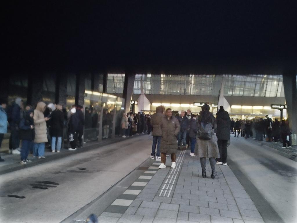 Simcha1966's tweet photo. @GVB_actueel De pendelbussen functioneren voor geen meter. Jullie hebben blijkbaar geen idee dat veel mensen gebruik maken van de metro. Er zouden iedere minuut meerdere bussen moeten vertrekken. Heerlijk begin van het nieuwe jaar. Meteen te laat op mijn werk dankzij #langlevehetov https://t.co/0YmQJiebwN