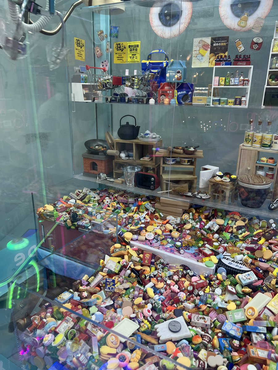 louiseanog's tweet photo. anik-anik claw machine?!?!?! https://t.co/W2y1JajLmf
