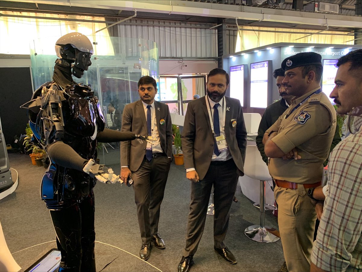 kody_technolab's tweet photo. Skändä, a humanoid robot by Kody Technolab, is leaving visitors in awe with its unique abilities at Vibrant Gujarat!
https://t.co/Am4mb1KXhc
#VibrantGujarat2024 #VGGS2024 #HumanoidRobot #AdvanceRobot #AiPoweredRobot #IntelligentRobot #DefenceRobot #Humanoid #AiRobot #Robot https://t.co/tzoKVlsFWw
