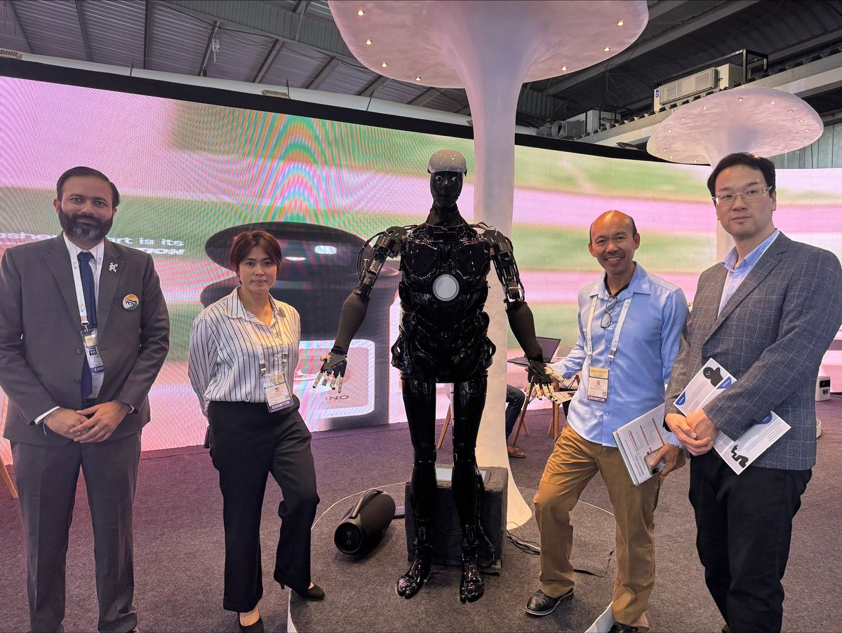 kody_technolab's tweet photo. Skändä, a humanoid robot by Kody Technolab, is leaving visitors in awe with its unique abilities at Vibrant Gujarat!
https://t.co/Am4mb1KXhc
#VibrantGujarat2024 #VGGS2024 #HumanoidRobot #AdvanceRobot #AiPoweredRobot #IntelligentRobot #DefenceRobot #Humanoid #AiRobot #Robot https://t.co/tzoKVlsFWw