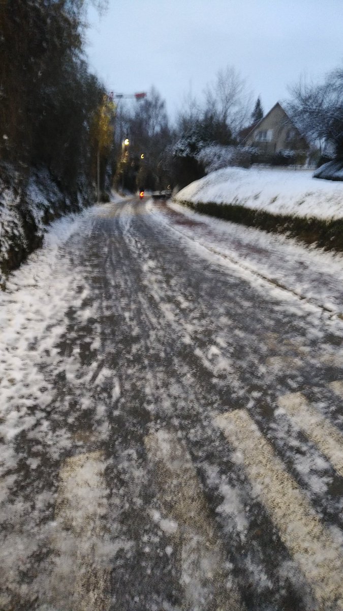 newy_marina's tweet photo. Amis cyclistes, prudence ce matin : promenade Napoléon et début de piste Pompidou très glissantes, aucun salage.
@CaenOfficiel #SOSRue un passage de vos équipes est-il prévu sur l'ensemble du réseau cyclable ?
@derailleurs_14 https://t.co/Ec2t5qlI8W