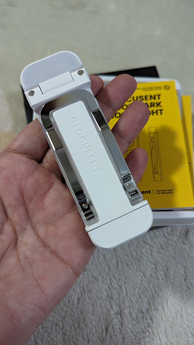 lhuga's tweet photo. 読書灯キター
とりあえず1つ開けてみた
ちっちゃくて持ち運ぶのにも良さげ
充電はUSB-A型
これ、子供に最適らしい😂
#glocusent #booklight #booklover https://t.co/XWbeTiBUgX