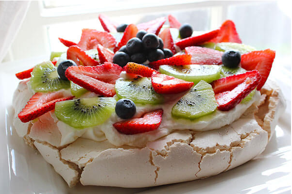 ArmyChic1128's tweet photo. Pavlova cake was named after a Russian ballerina named Anna Pavlova. Australians named this cake to express their joy when Anna Pavlova visited Australia and New Zealand.

The cake has a slightly sweet taste, like meringue, but it uses cornstarch as an ingredient so it is very spongy and soft on the inside, crispy on the outside. Povlova cake is often covered with a layer of fresh fruit on the outside to add flavor to this cake.