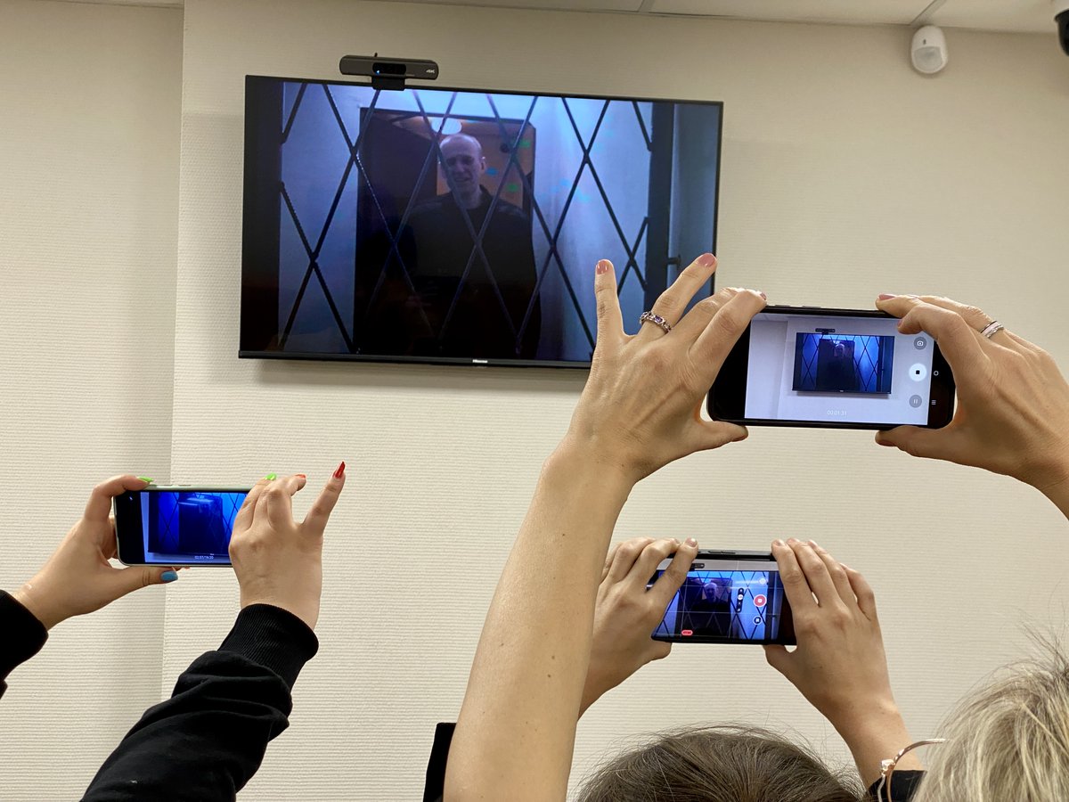 Навальный впервые общается с журналистами по видеосвязи из ямальской колонии особого режима:

«Условия содержания — тьфу-тьфу-тьфу. Камешек в ваш огород, уважаемые ответчики. Тут лучше, чем в ИК-6 во Владимире»

Фото: Александра Астахова / Медиазона