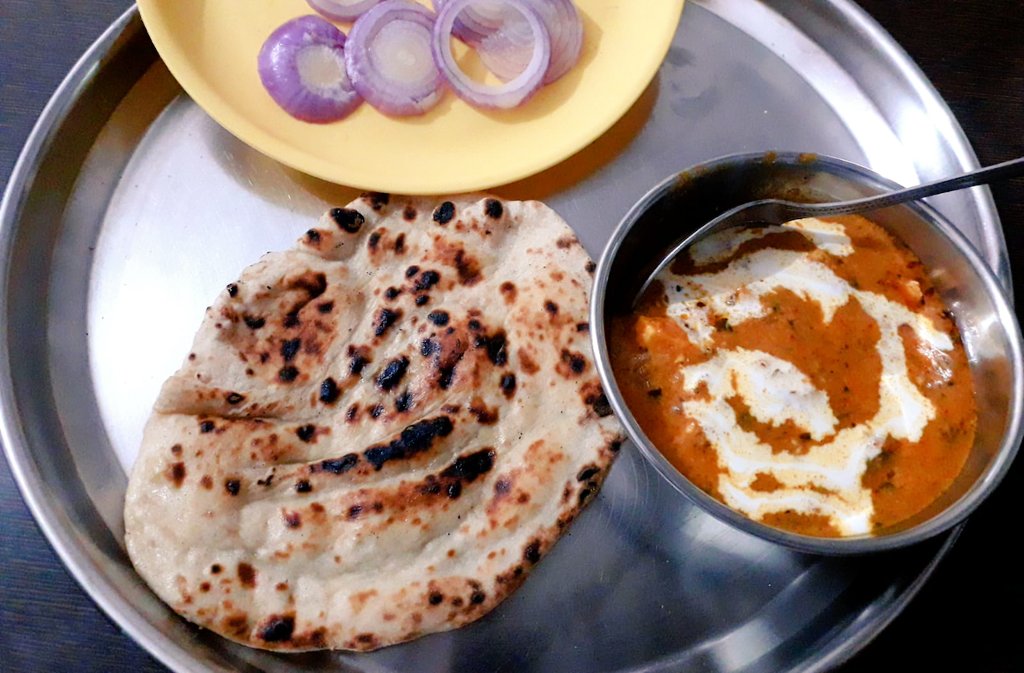 _iAmDrAshish's tweet photo. माँ के हाथों बनी दाल मखनी और नान 🫕
#lunchtime 😋 https://t.co/8V5eAMOJ4M