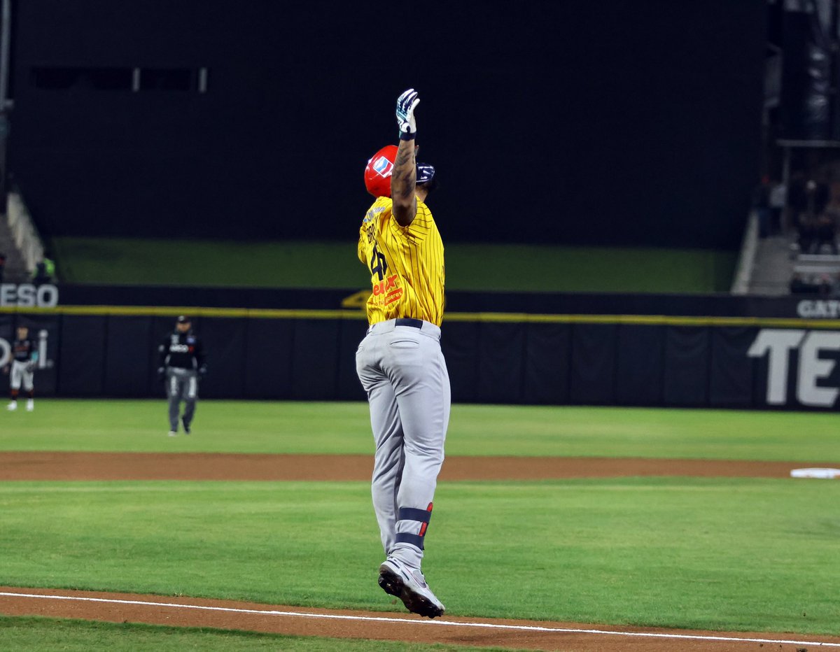 Sup_avtop's tweet photo. Dos @OficialMayos elegidos como refuerzo por @ClubNaranjeros 🍊⚾️

Primera selección: Zach Matson: 2-2 en 10 juegos, 50 IP, 39 H, 18 R, 47K🍫

Segunda selección: Bobby Bradley hizo historia en PlayOffs con Mayos conectando 6 cuadrangulares. No es necesario decir más🤯 https://t.co/PIhM4MSIJs