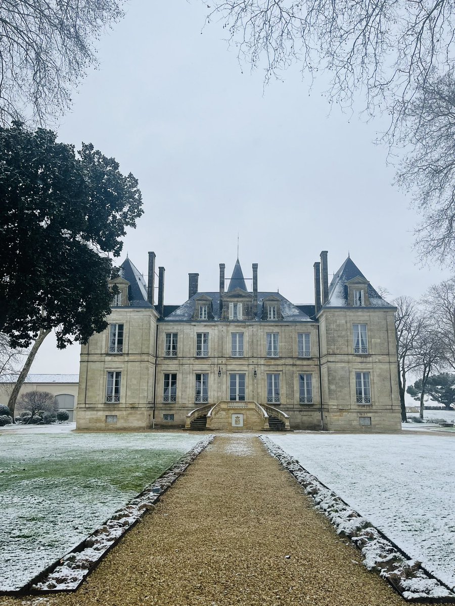Pichon Comtesse under the snow…
« Lights are turned way down low… »
#pichoncomtesse #pichonlalande #letitsnow #TheBestIsYetToCome