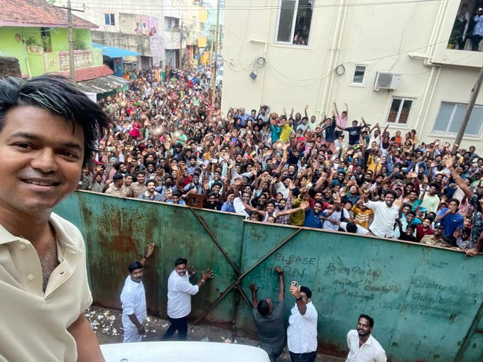 cineulagam's tweet photo. "Thalapathy's signature selfie" 😎😍
@actorvijay #ThalapathyVijay #ThalapathyVijay𓃵 #Thalapathy68 #thalapathy68_𓃵 #thalapathy #vijay #GOAT #Goatmovie #GOATFirstLook #Thalapathyfans #cineulagam https://t.co/1hUijponaP