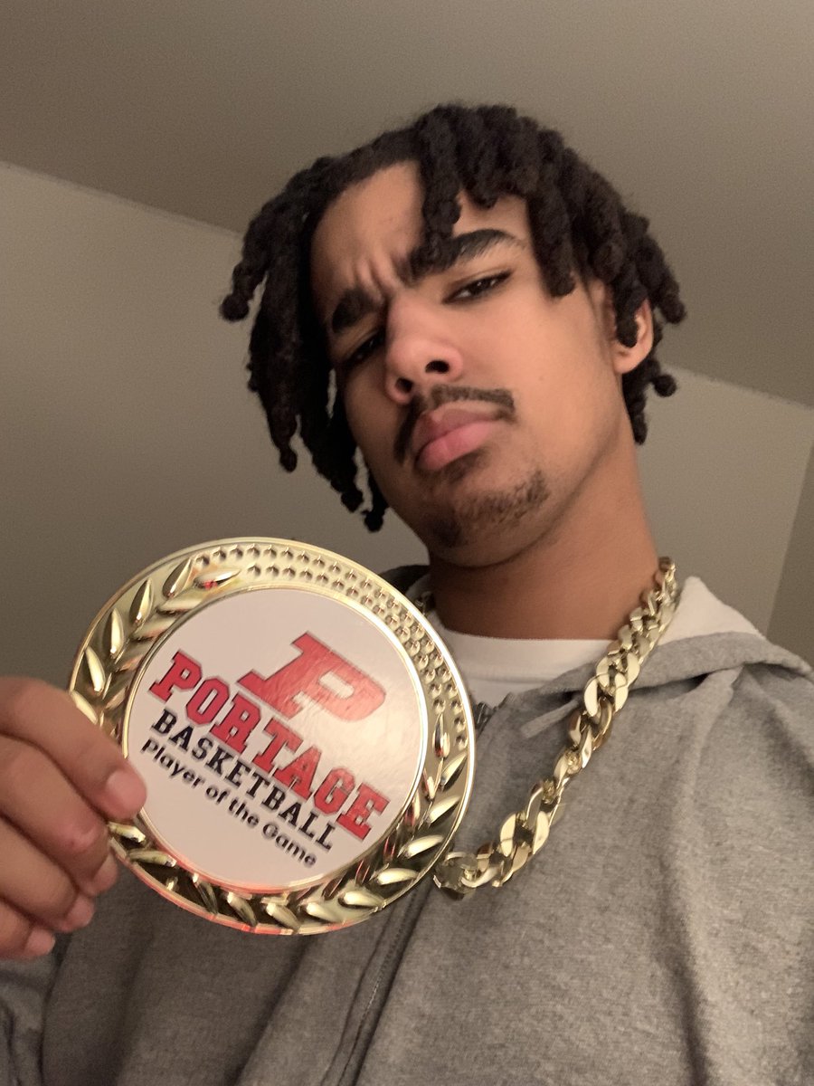 <a href="/Jaelyn24Johnson/">Jaelyn Johnson</a> w/the Player of the Game chain after his 20 pt 9 reb performance in a 68-47 win over Hammond Central.
Go Big Red!! 🏀❤️🏀🏀