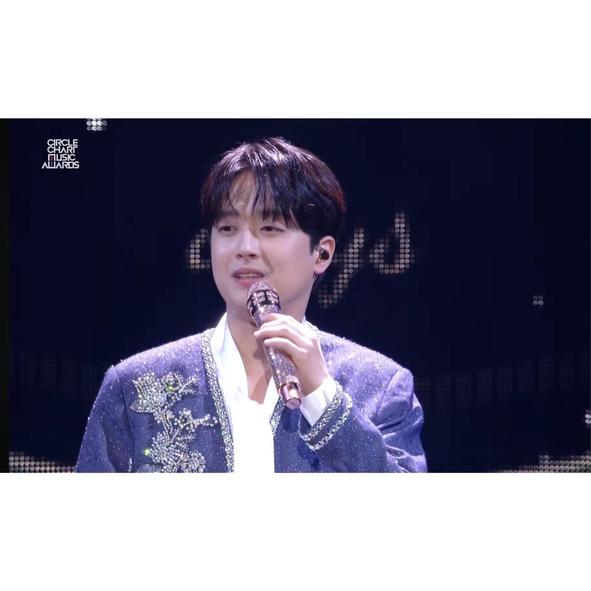 chanforever1101's tweet image. 짜잔✨️

#이찬원 #시절인연 #써클차트뮤직어워즈2023