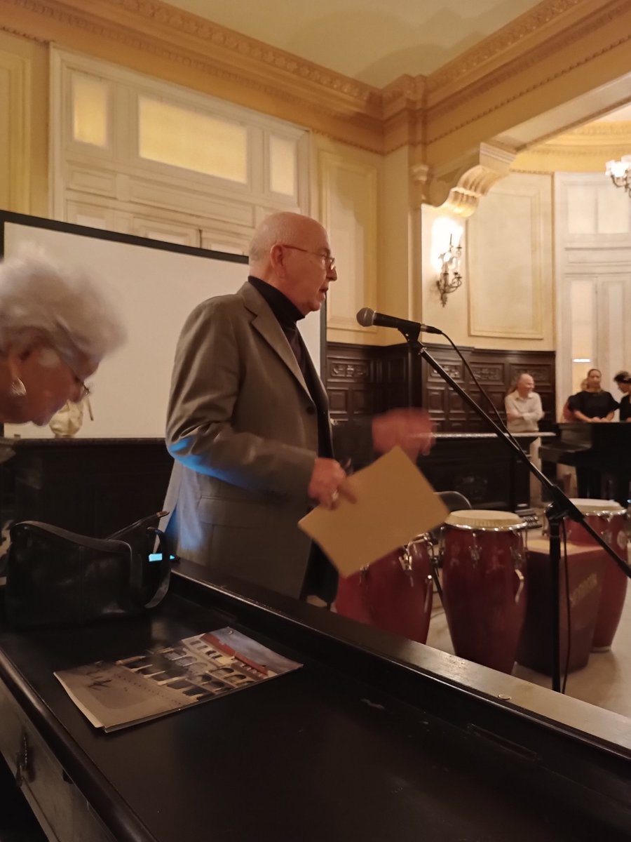 Miguel Barnet recibió el Premio Nacional de Patrimonio Cultural. A las raíces cubanas, a los próceres que fraguaron el pensamiento cubano. A Martí, Céspedes, al vuelo del zunzun que nos circunda, dedicó Barnet este premio. 
#CubaEsCultura