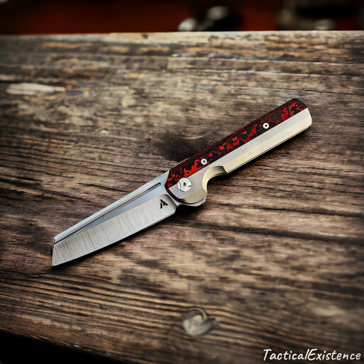 Still one of the sexiest folders ever! 🙌🏻 Arcform Slimfoot titanium &amp; Red fat carbon fiber folder 🔥 designed by Geoff Blauvelt from Tuffknives 👌🏻 Reateknives #tacticalexistence #knife #knifeporn #knifepics #knives #blade #carbonfiber #titanium #edcgear