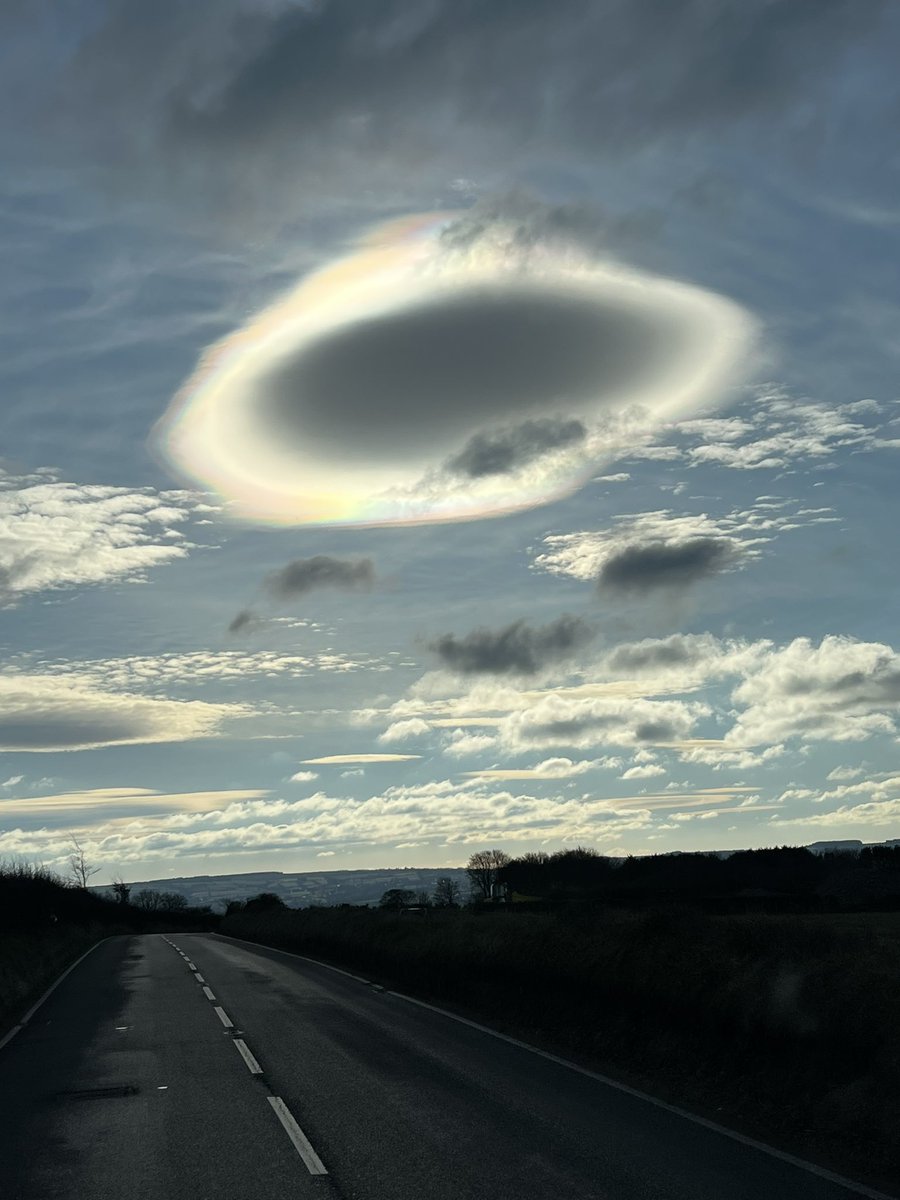 Imposing cloud hovering over  Llandysul at midday <a href="/DerekTheWeather/">Derek Brockway - weatherman</a> <a href="/Ruth_ITV/">Ruth_TV</a> <a href="/BBCWthrWatchers/">BBC Weather Watchers</a> <a href="/BBCWales/">BBC Wales 🏴󠁧󠁢󠁷󠁬󠁳󠁿</a> <a href="/WalesOnline/">WalesOnline 🏴󠁧󠁢󠁷󠁬󠁳󠁿</a> <a href="/itvweather/">ITV Weather</a>