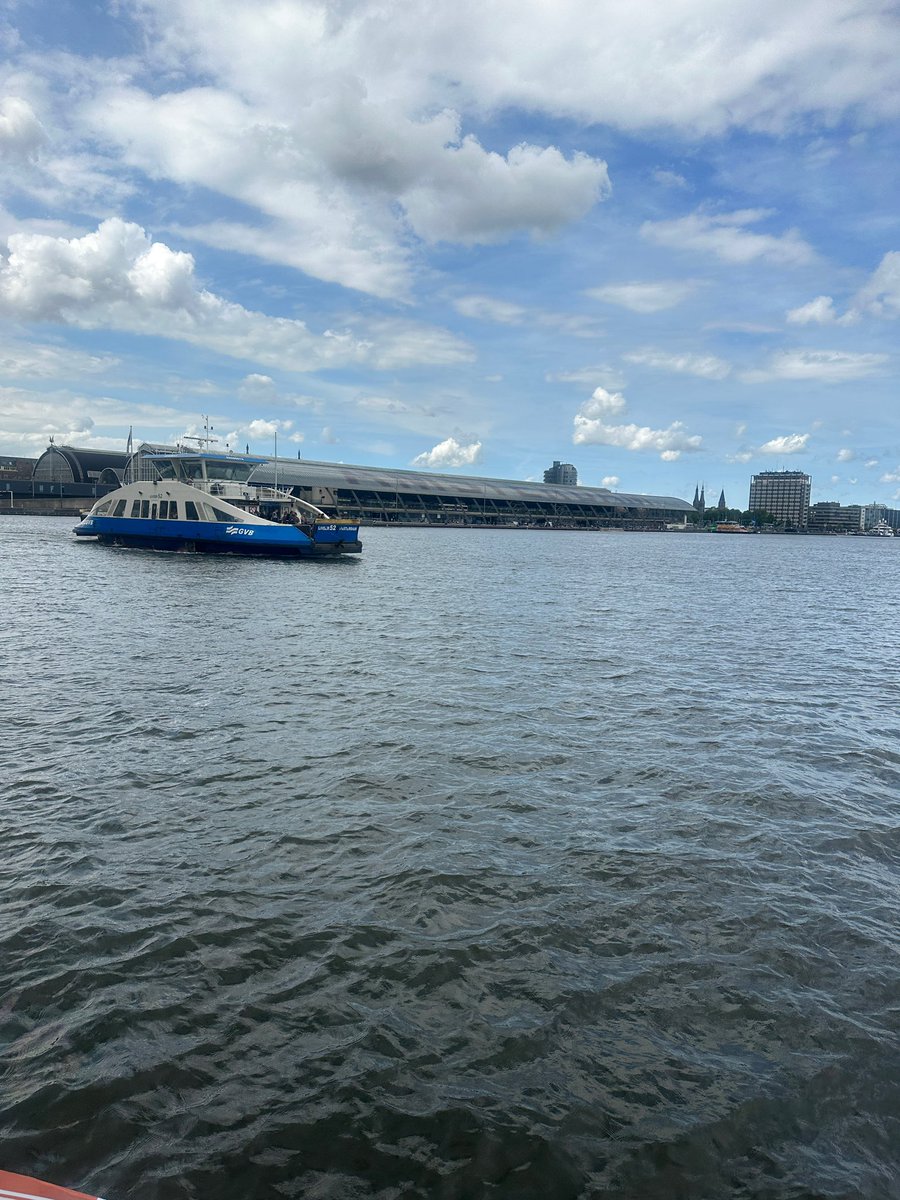 Noord/Centrum is door uitvallen metro (onder water) en Buiksloterwegveer (zinkgat kade) moeilijk bereikbaar⛔️.We roepen sinds jaar en dag dat bereikbaarheid van onze stadsdeel met pleisters aan elkaar hangt. Zonder vaste oeververbinding een eiland.#bouwdiebruggen #sprongoverhetIJ