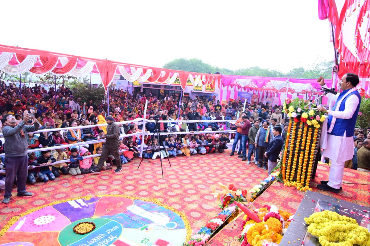 kpmaurya1's tweet photo. श्रृंगवेरपुर स्थित ग्राम सरांय में आयोजित 'विकसित भारत संकल्प यात्रा' में सम्मिलित होकर ग्रामवासियों को संबोधित किया।
मा0 प्रधानमंत्री श्री नरेंद्र मोदी जी के नेतृत्व में गांव-गरीब, किसानों और महिलाओं के सशक्तिकरण के लिए गरीब कल्याण योजनाओं का शत-प्रतिशत क्रियान्वयन किया जा रहा है। हम एक संकल्प के साथ भारत को साल 2047 तक आत्मनिर्भर और विकसित राष्ट्र बनाने के सपने को साकार करेंगे।
@narendramodi @JPNadda @BJP4India @AmitShah @BJP4UP
#विकसित_भारत_संकल्प_यात्रा #ModiKiGuarantee #ViksitBharatSankalpYatra