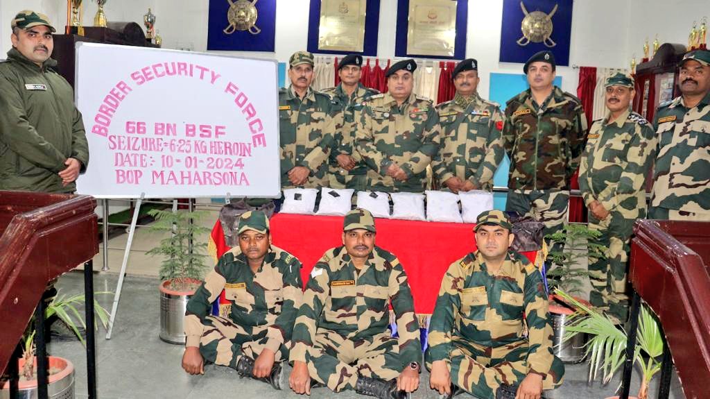 SkythunderX09's tweet photo. BSF recovered a drone in a joint operation with Punjab Police
A packet weighing 515 grams was also recovered which is suspected to contain heroin. The packet was wrapped with yellow tape.
#AlertBSF #BSFAgainstDrugs #BSFDronesSlayers https://t.co/CwIhtibxWQ
