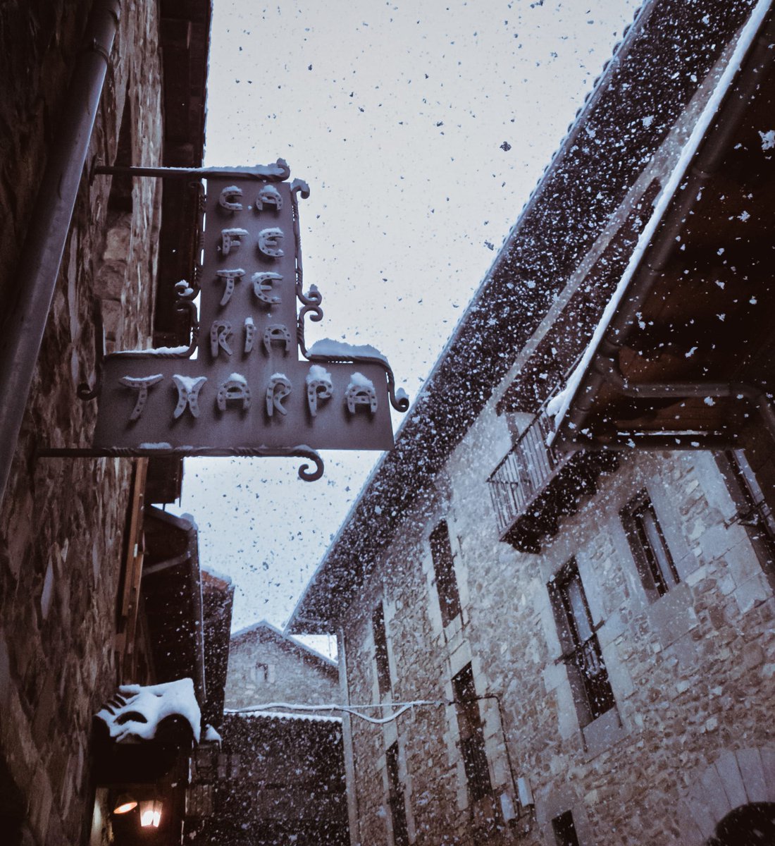 Kanpoan hotza egin arren, Txarpa tabernan beti epel egonen zara