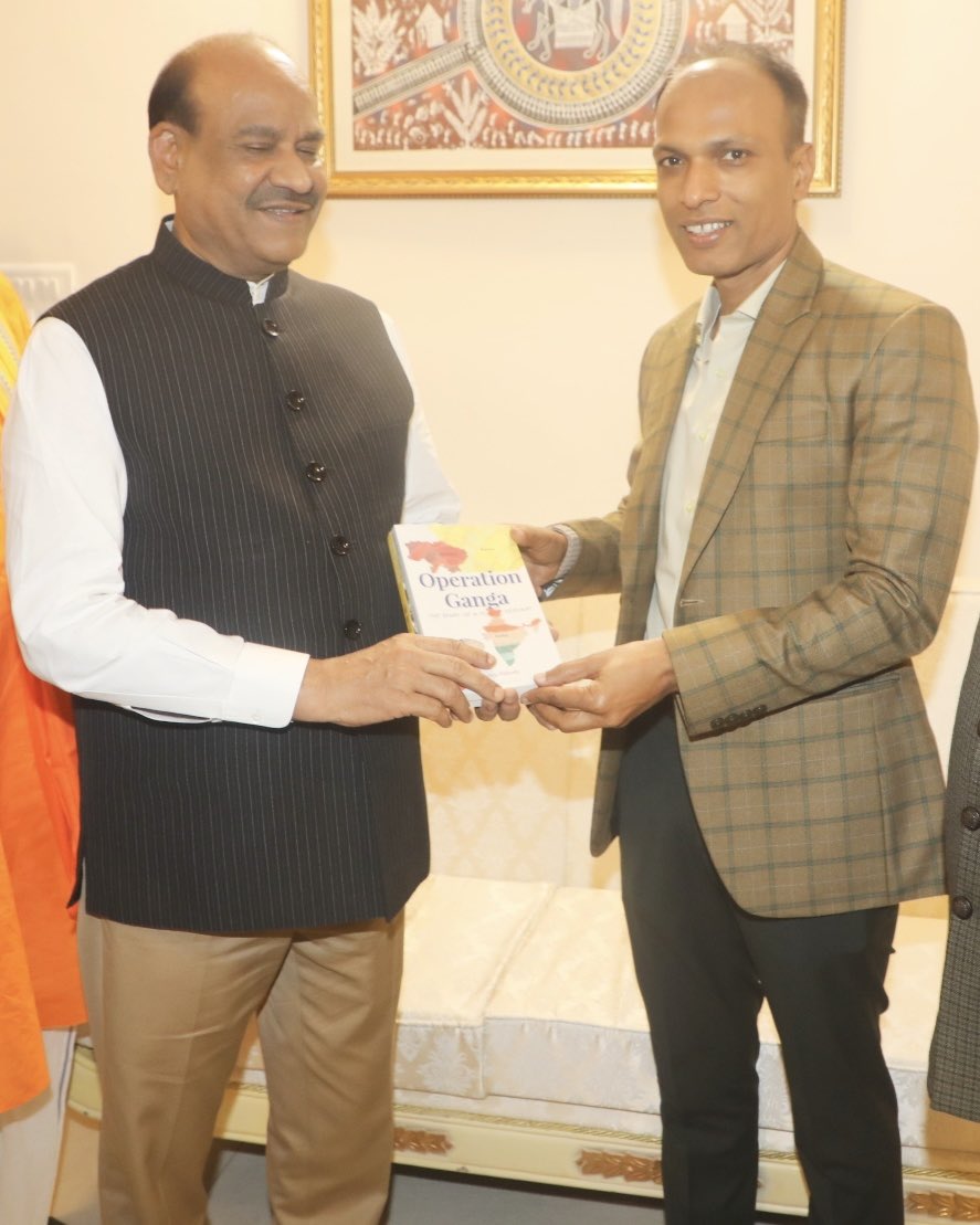 TarunPithode's tweet photo. #OperationGanga की प्रति लोकसभा अध्यक्ष माननीय @ombirlakota जी को भेंट की। https://t.co/30JBEuMbkN