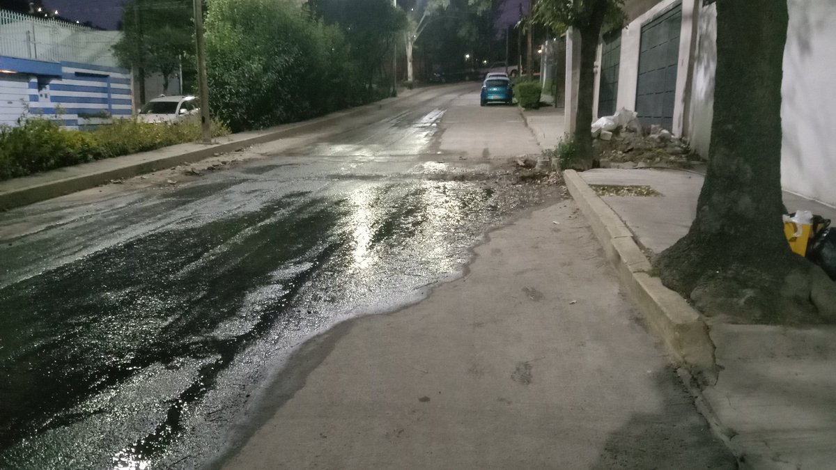 Esta fuga de agua ya tiene varios días, ¿la irán a atender en algún momento? Es en Calzada de las Carretas 249, Colina del Sur. <a href="/AlcaldiaAO/">Alcaldía Álvaro Obregón</a> @SacmexCDMX <a href="/GobCDMX/">Gobierno de la Ciudad de México</a>