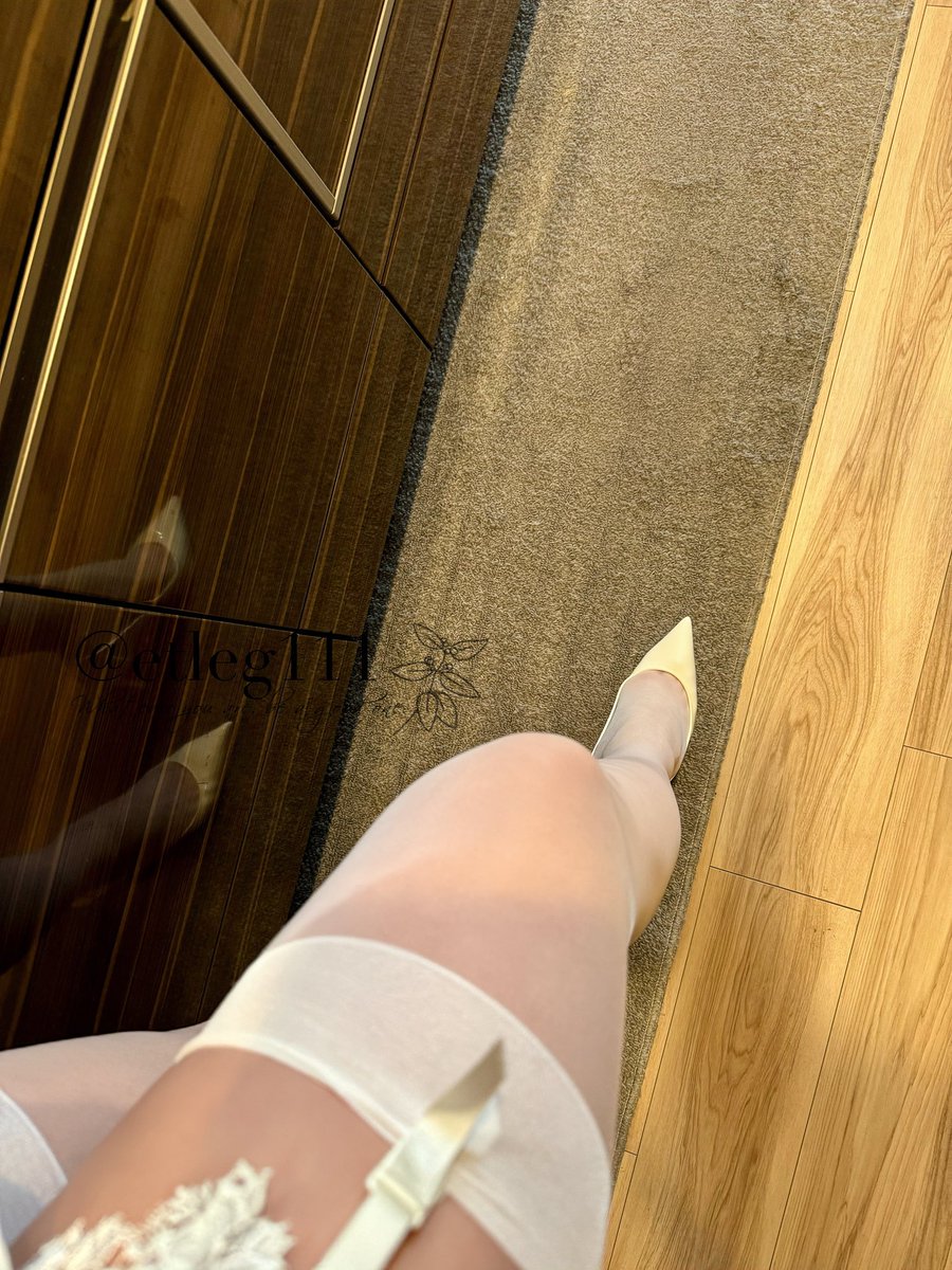 こんばんは✨
ガーターストッキングの脚、上から見てみた所👀💖 https://t.co/KJ5aU39MR9