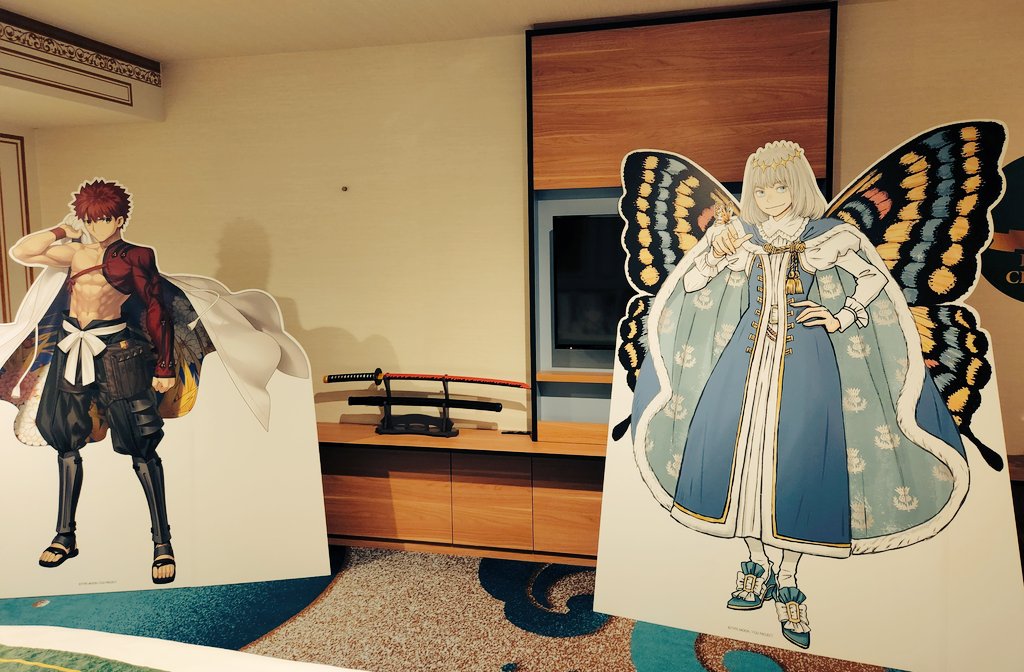 ずっと楽しみにしていたホテルカルデアのアヴァロンルーム🦋
ホームページの写真を見た時から思っていたが、これは、どこで寝ればいいんだ
床……??

想像していた数倍のパネルの圧
オベロンの翅でほぼ隠されたテレビ

メッセージカードは秋の森の妖精さんさんを描きました🧚
#ホテルカルデア 