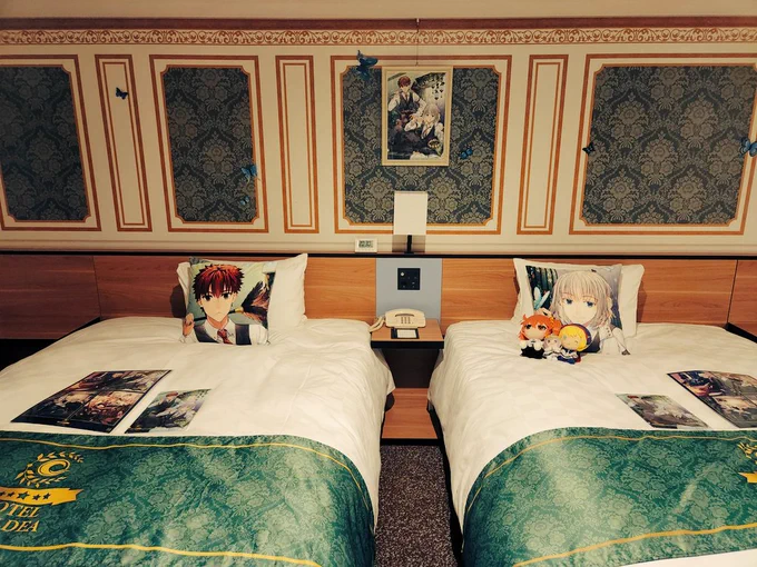 ずっと楽しみにしていたホテルカルデアのアヴァロンルーム🦋
ホームページの写真を見た時から思っていたが、これは、どこで寝ればいいんだ
床……??

想像していた数倍のパネルの圧
オベロンの翅でほぼ隠されたテレビ

メッセージカードは秋の森の妖精さんさんを描きました🧚
#ホテルカルデア 