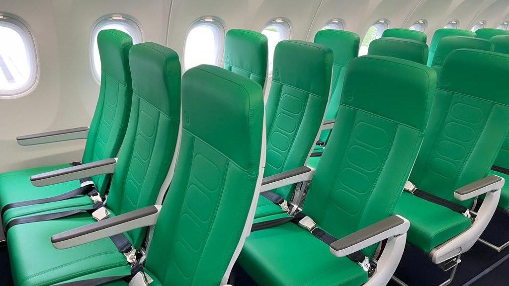 AirFranceKLM's tweet photo. F-GNEO is the 1st aircraft of the #A320neo family to join the #Transavia France fleet. 
The Group has 100 Airbus A320 family aircraft on order, to be delivered to @KLM, @transaviaFR &amp; @transavia.
This massive investment in fleet renewal is the Group’s first decarbonization lever. https://t.co/M5oILxyMG0