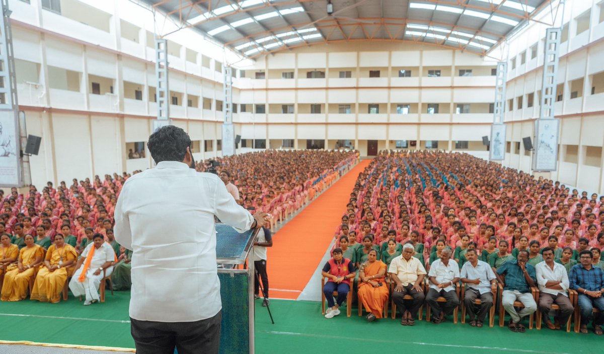 annamalai_k's tweet photo. Delighted to have had an opportunity to address students of Adhiyaman Arts & Science College in Uthangarai today on the “Role of Young Women in the Development of our Nation”. 

India has progressed from women empowerment to women-led empowerment as a result of our Hon PM Thiru @narendramodi avl’s consistent efforts to better the lives of our sisters. (1/2)