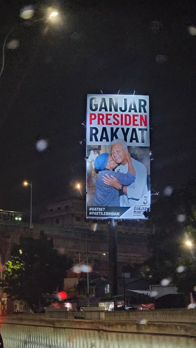 <a href="/ganjarpranowo/">Ganjar Pranowo</a> Pak <a href="/ganjarpranowo/">Ganjar Pranowo</a> bilangin timnya balihonya yg gini aja. Lebih manusiawi. Jgn cm gambar tunggal atau paslon. Apalagi FOMO pake AI. Kayak yg pernah Bapak pesankan di acara salah satu parpol pendukung.