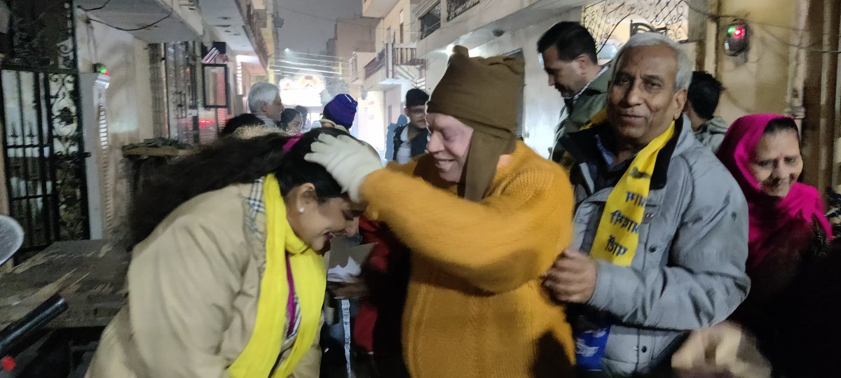 आप की बहन
आप की बेटी
गुड़गांव के हक के लिए 
लड़ने आ गयी है
#DrSarikaVerma #LetsChange #Gurgaon #AAP