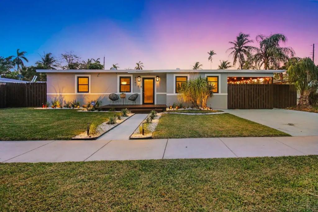 rentbyhost's tweet photo. ๐ก Your dream home awaits! Explore the charm of Pompano Beach, Florida in this stunning 3-bedroom house for rent. ๐ดโจ #HomeSweetHome #PompanoBeachLiving #ForRent #rentbyhost #rentalsByOwner #house #rentals #PompanoBeach #vacation #ownerdirect #trading https://t.co/lS0REWCoHI https://t.co/nzjhN2D4pl