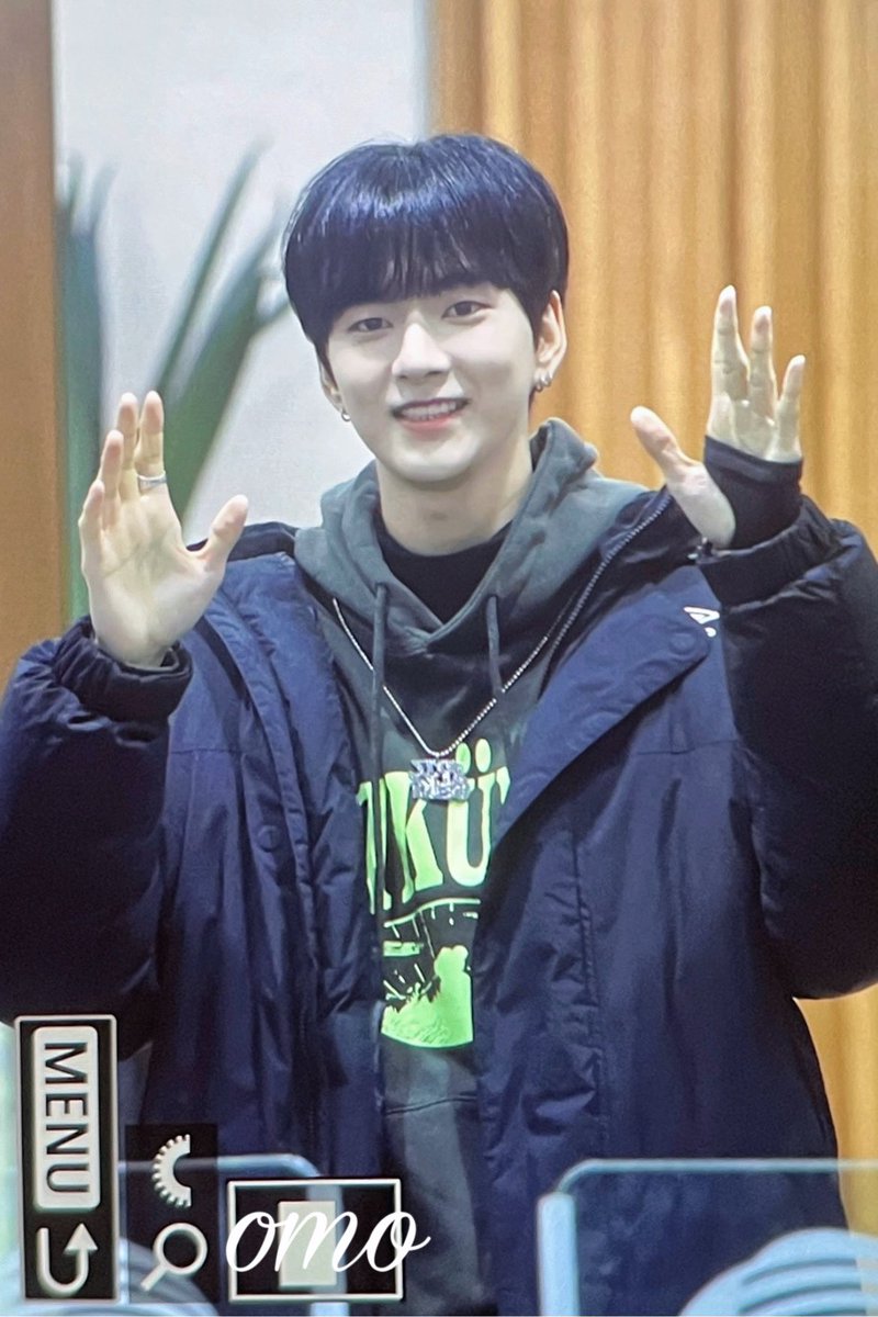 omo20611's tweet photo. 240110데키라 출근

#엑스디너리히어로즈 #오드 #XdinaryHeroes #오승민 #Ode https://t.co/Vz427LUY6Q