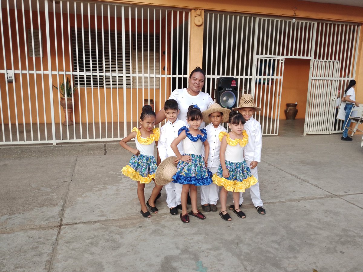 El baile del joropo se caracteriza por sus pasos y vestuario. Las principales características del joropo, indistintamente de su estilo o forma de ejecutarlo son: La pareja no se suelta, y solo el hombre zapatea, la mujer escobilla. El hombre siempre usa sombrero y la mujer flores