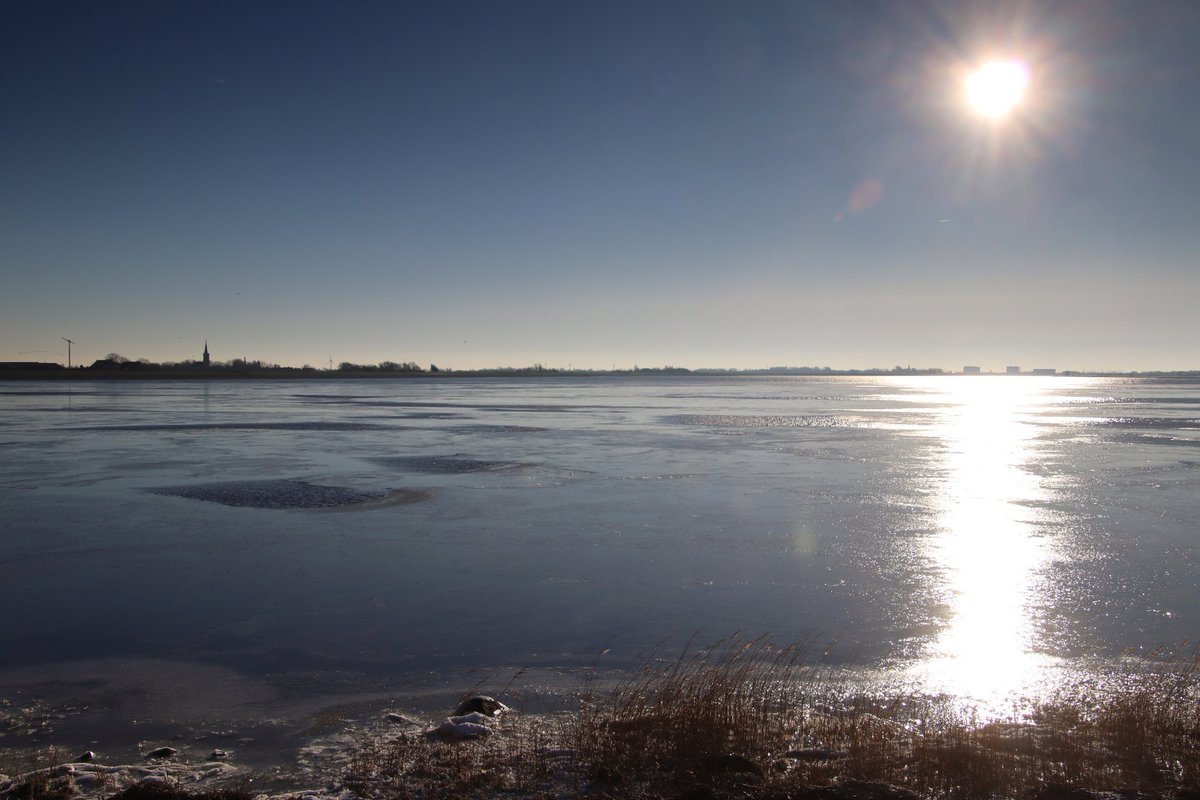 IJsvorming op het IJsselmeer in Kornwerderzand!🥶
#winter #IJsselmeer <a href="/BuienRadarNL/">Buienradar</a> <a href="/Weerplaza/">Weerplaza.nl</a> <a href="/weeronline/">Weeronline</a> <a href="/janvissersweer/">JAN VISSER</a> <a href="/helgavanleur/">Helga van Leur ☀</a> @weermanreinier <a href="/WilliamHuizinga/">William Huizinga</a> <a href="/weermanrobert/">➡️ Robert de Vries</a> <a href="/AnnaZuidema/">Anna Zuidema 🌤🌧☔🌪⛈❄</a>