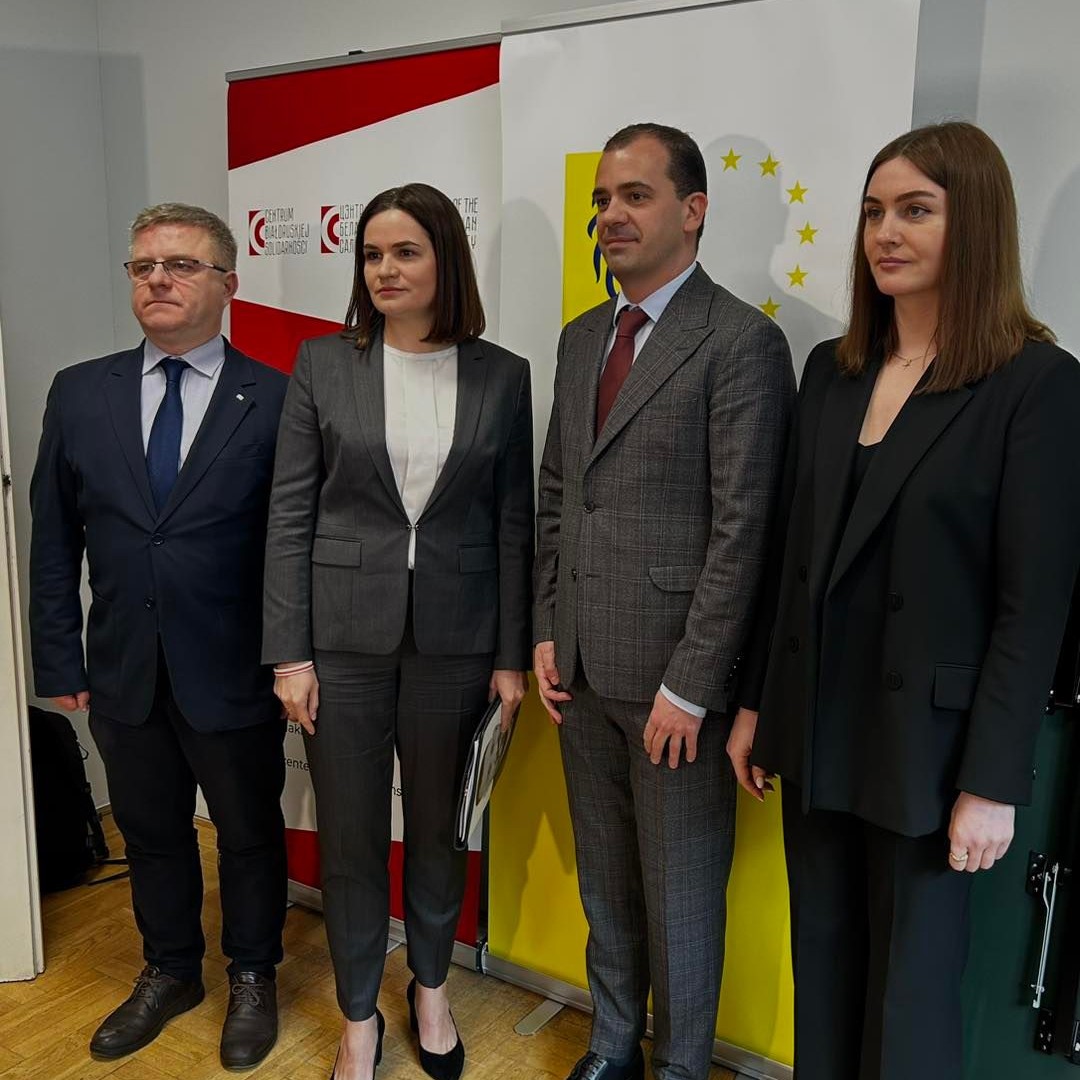 Grateful for the opportunity to join <a href="/Tsihanouskaya/">Sviatlana Tsikhanouskaya</a> 's meeting  organized by the Center of Belarusian Solidarity in Warsaw. Proud to  support this vital center and its associated school. 🫱🏻‍🫲🏼  #Solidarity #Belarus"