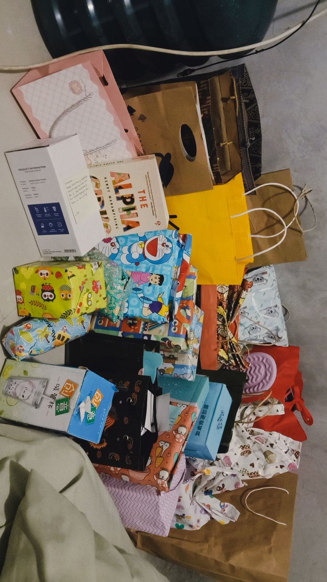 zeeyami_'s tweet photo. Kado dan kenang²an dari anak² yg aku ga nyangka bakal dapet sebanyak ini.. 
Azmi lu bnyk disayng tauuu! https://t.co/eT0WXgUsD1