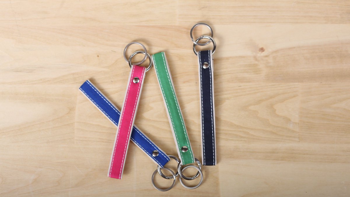 Unlock the new 2024 styles, including these cute key fobs, and save 10% on preorders with code SPRING24 #shorebags #keyfobs #keys #preppystyle #classicprep #sustainable #womanowned #beachfashion #lakelife shorebags.com/collections/fe…