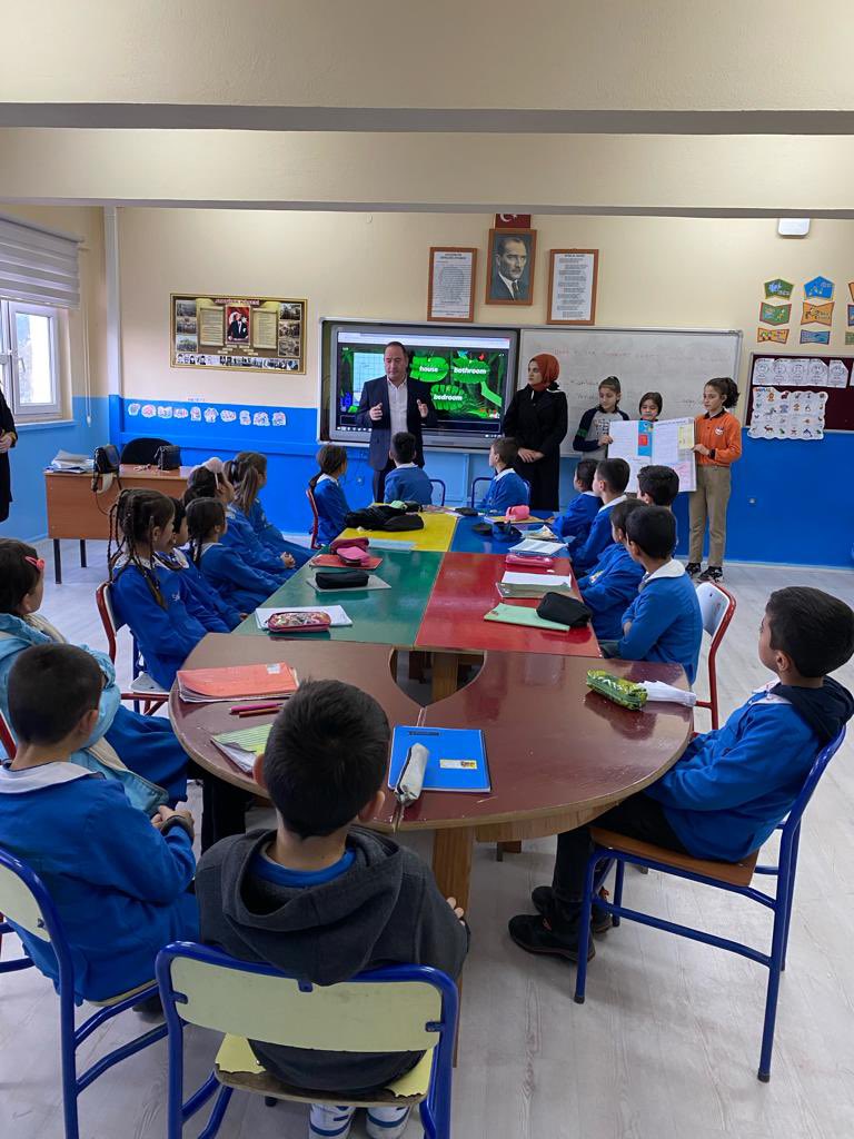 KaleOzluce's tweet photo. Okulumuz Şehit Polis Yılmaz Mayuk İlk ve Ortaokulu öğrencilerimiz 15 Temuz Demokrasi ve Milli Birlik Günü Kapsamında milli birlik,beraberlik,vatan sevgisi,Demokrasi ve yurt bilincini güçlendirmek amacıyla 15 TEMMUZ GAZETESİNİ sunmuştur.Emeği geçen herkese teşekkür ederiz. https://t.co/lLQd72AlXF