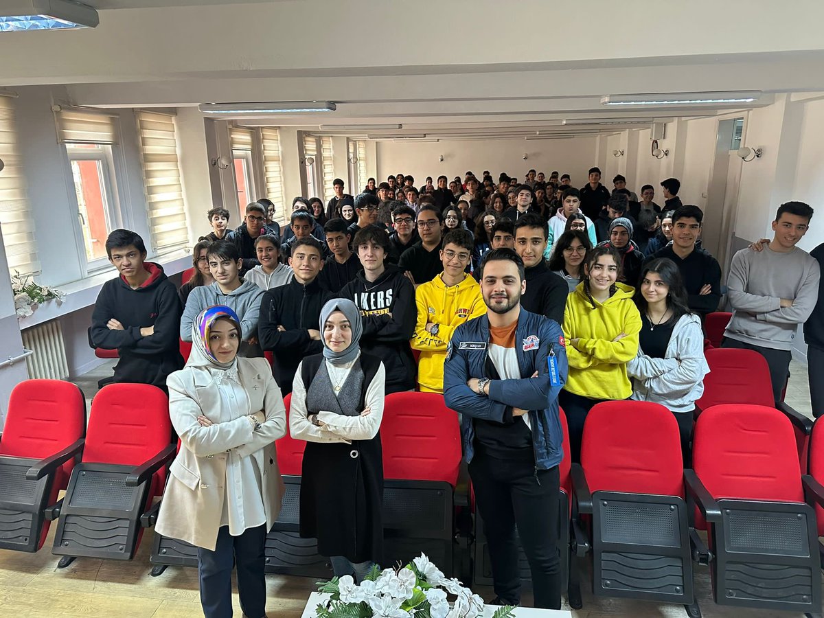 GalRobotik's tweet photo. Gaziantep @T3kesifkampusu ekibi okulumuzdaki öğrencilerimizle bir araya gelerek T3 vakfı ve çalışmaları, yarışmaları hakkında söyleşi gerçekleştirdi. Kendilerine Gaziantep Anadolu Lisesi olarak teşekkür ederiz🚀 
@T3Vakfi @tcmeb @Gaziantep_MEM @yasintepe @M_A_Tiryakioglu https://t.co/Fb9DgviTsl