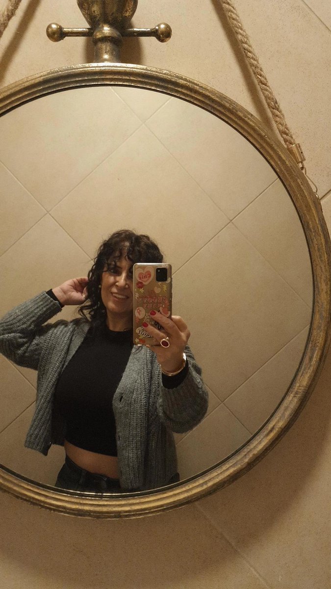 تركتَ اثرًا على ابتسامتي
حتّى علم الجميع انّك ب قلبي مررت ...
#همسات_حب