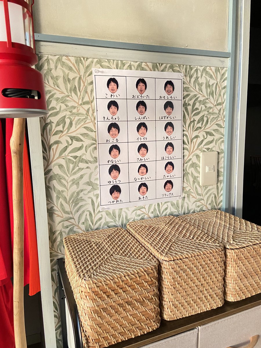 alice__ntv's tweet photo. ＼#厨房のありす セット紹介／

本日は、ありす（#門脇麦）の部屋をご紹介🏠
分子模型や心護（#大森南朋）さん手作りの表情の表などが😊😠🥺
クローゼットには、色ごとに整頓されたカラフルな洋服が👗✨

#永瀬廉
#前田敦子 https://t.co/LaxZPCteUs