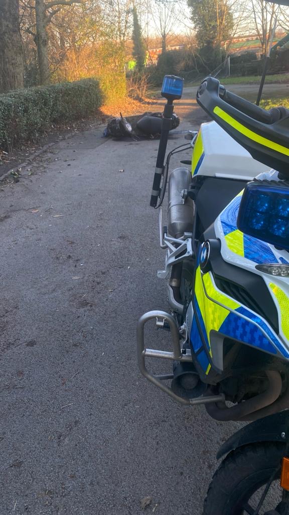 MerPolTraffic's tweet image. Excellent work yesterday following a report of a theft of moped in St Helens. RPU &amp;amp; @MerPolDogs on scene quickly, recovering the stolen moped. Moped used by offenders to commit the offence located by #OpsBikes with theft ‘toolkit’ still inside bike. #OvertoCSI #Teamwork
