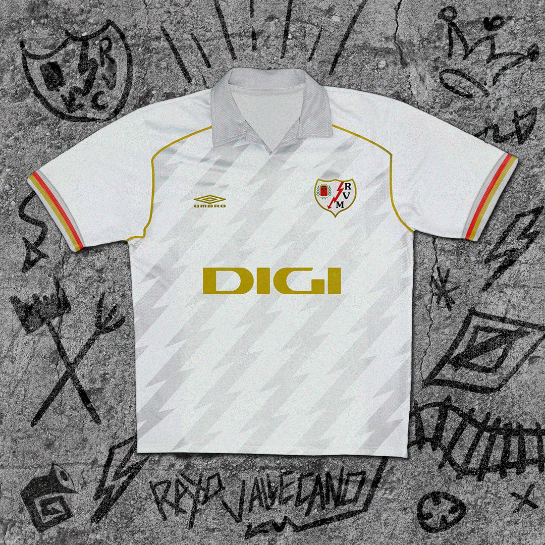 mgsdesignerfc's tweet photo. ¿Qué pasaría si las camisetas de fútbol fueran principalmente blancas y negras? 🏴🏳⚽ Esta camiseta fusionando la fuerza del blanco y la elegancia del negro con detalles rojos y naranjas. ¿Listo para llevar el rayo en el corazón? ⚽🔴⚪ #RayoVallecano #Vallecas #Bucaneros https://t.co/x2Vs4AcDJQ