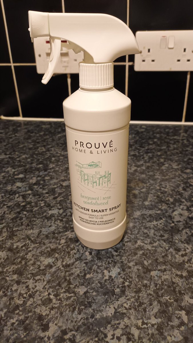 melissa_hobson's tweet image. Kitchen cleaning just got an upgrade! 🌟 Smart spray hits differently - cleans, polishes, AND freshens up with fine French oil fragrances. Ylang-ylang to sandalwood, enjoy luxe scents while you wipe away grime! 🍋🌹 #SmartClean #KitchenFresh 500ml