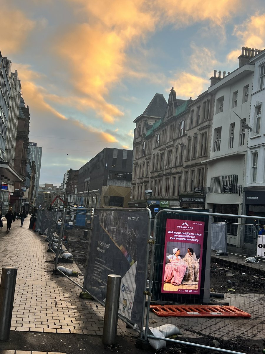 scothospgroup's tweet image. Such a sad sight to see Sauchiehall St in Glasgow in such a mess. Boarded up shops, with “to rent” signs everywhere. 

Not an attractive site for anyone visiting this glorious city that was always known for its vibrant life and culture