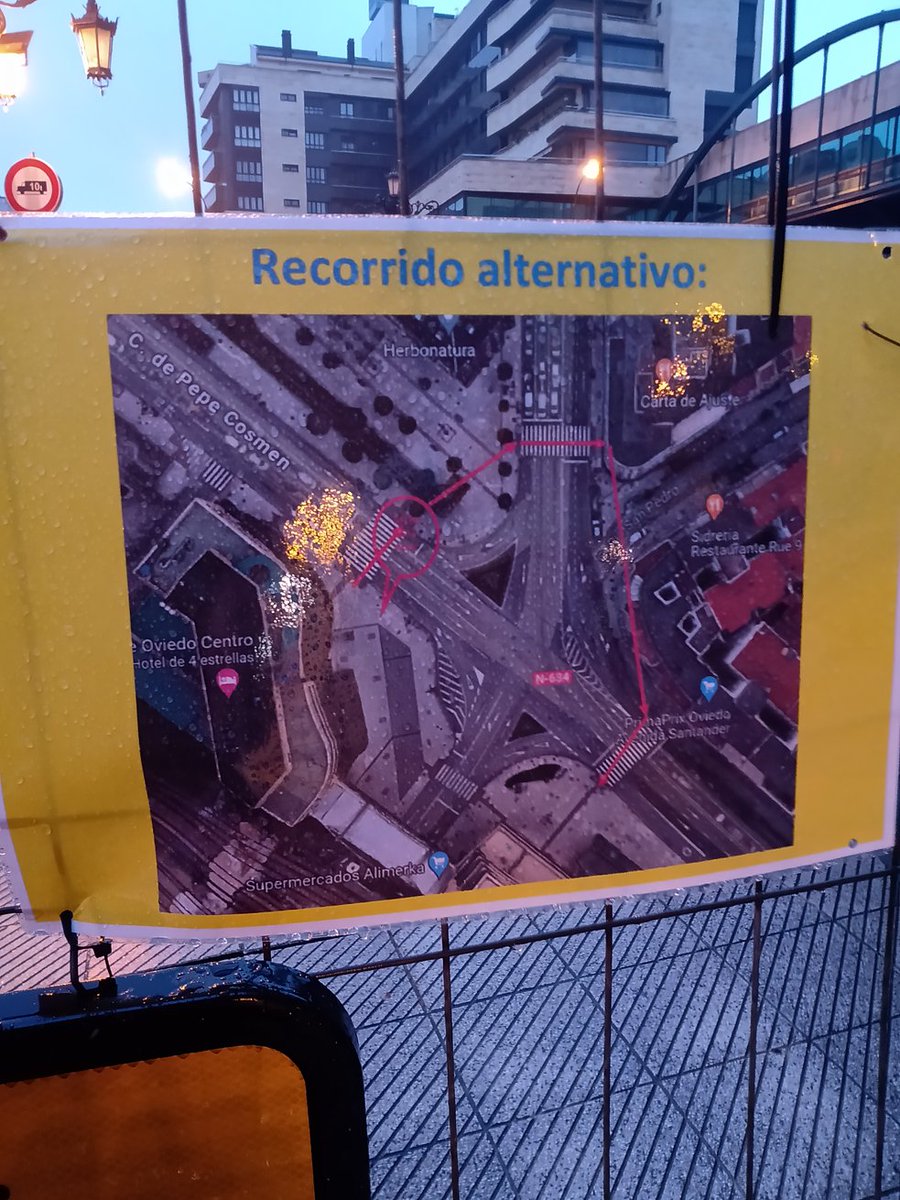 Devatranquila's tweet image. La cultura de matar moscas a cañonazos. Pudiendo planificar la obra de otra manera, y habilitar un paso provisional, mandemos a la gente a dar un rodeo con 3 semáforos famosos por sus largas fases.
Obviamente, muchos acaban jugándose el pellejo caminando por la calzada.