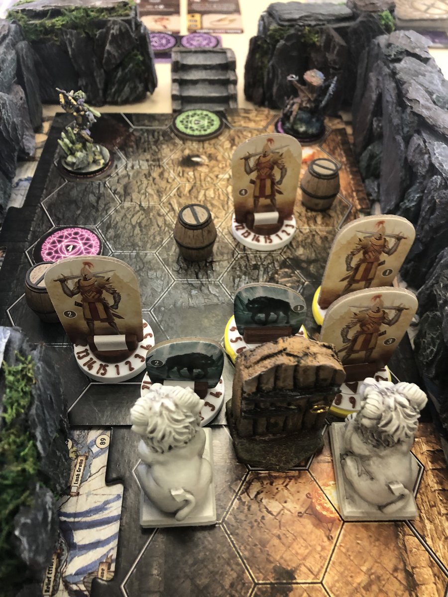 NagiKuzunoha's tweet image. No.120：Under  the  Influence

今回は3人でプレイ。
装甲３を持つ敵が多く、インフューザーの攻撃力が基本3点なので、ほぼ無効化される😂

新投入カードは、近接で攻撃されると呪いを付与するもの。

このキャラは、ヒーラー&amp;amp;デバッファー寄りのスタイルが適してる？

#フロストヘイブン　#infuser