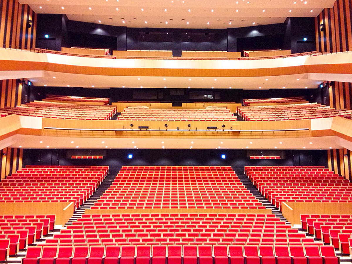 ybbjc_official's tweet photo. 【第55回 YBBJC 会場ご紹介】
第55回 ヤマノ・ビッグバンド・ジャズ・コンテストは2024年8月17日(土)、18日(日)の2日間、会場は神奈川県川崎市の『カルッツかわさき』にて開催いたします✨
2017年にオープン、総客席数は2,013席の素敵なホールです☺️写真にてご紹介いたします🎵 https://t.co/gMPhQOhN6h